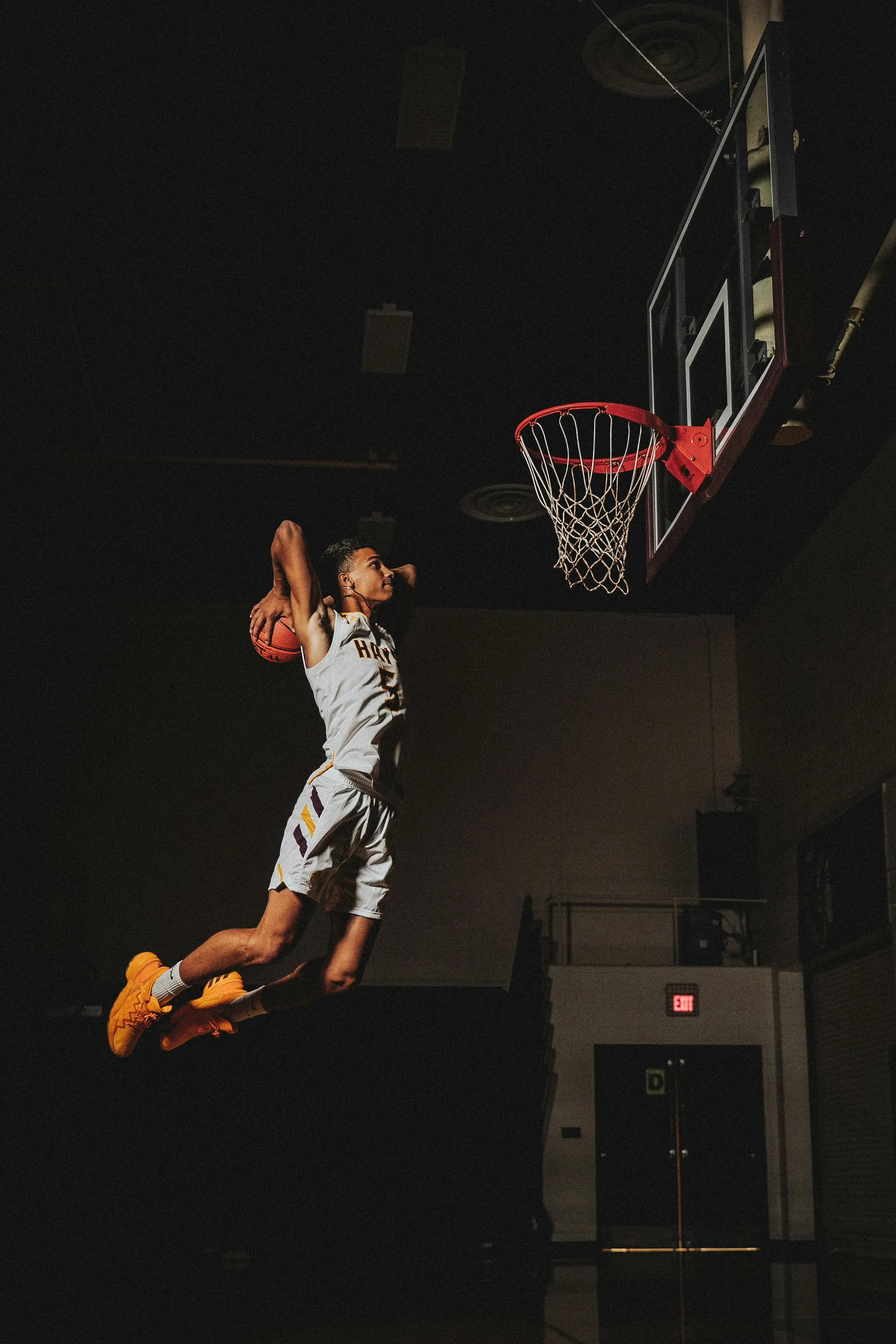 Potaya smaç basan erkek basketbolcu