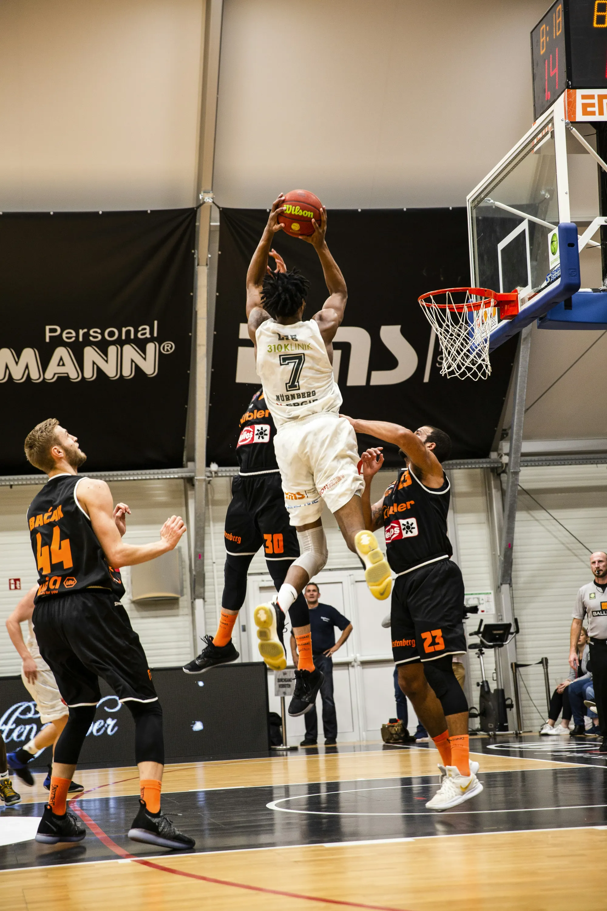 Maçta ribaunt alan erkek basketbolcular